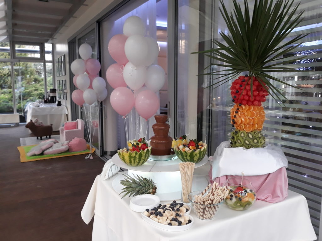 fontanna czekoladowa na Chrzciny, fruit carving, dekoracje owocowe, palma owocowa, dekoracje z balonów, Hotel Azyl Kąty Wrocławskie