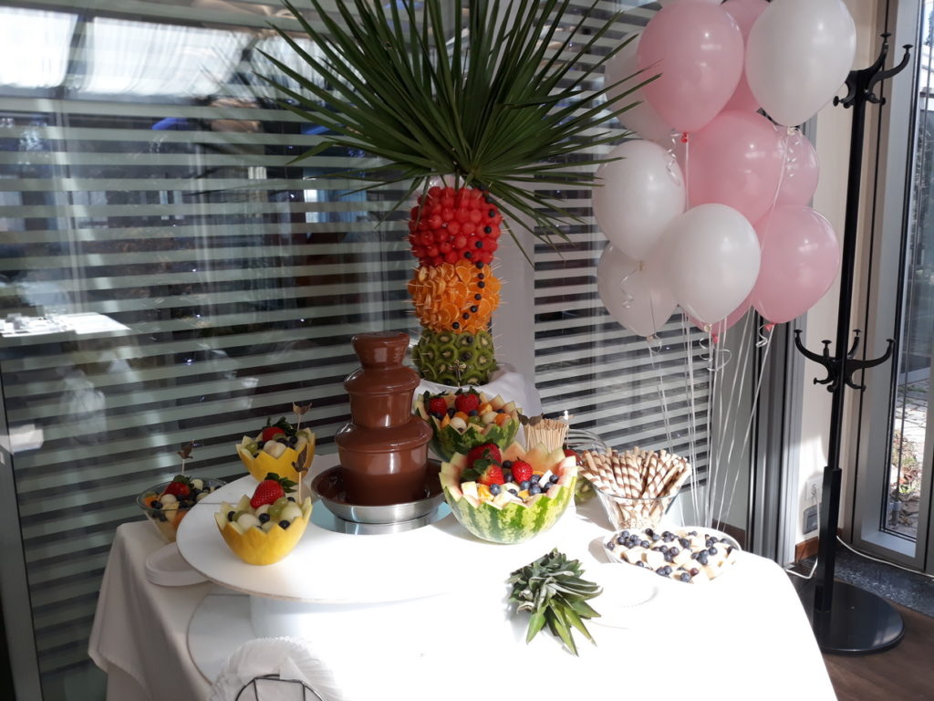 palma owocowa, fontanna czekoladowa na Chrzciny, dekoracje owocowe, Hotel Azyl Kąty Wrocławskie