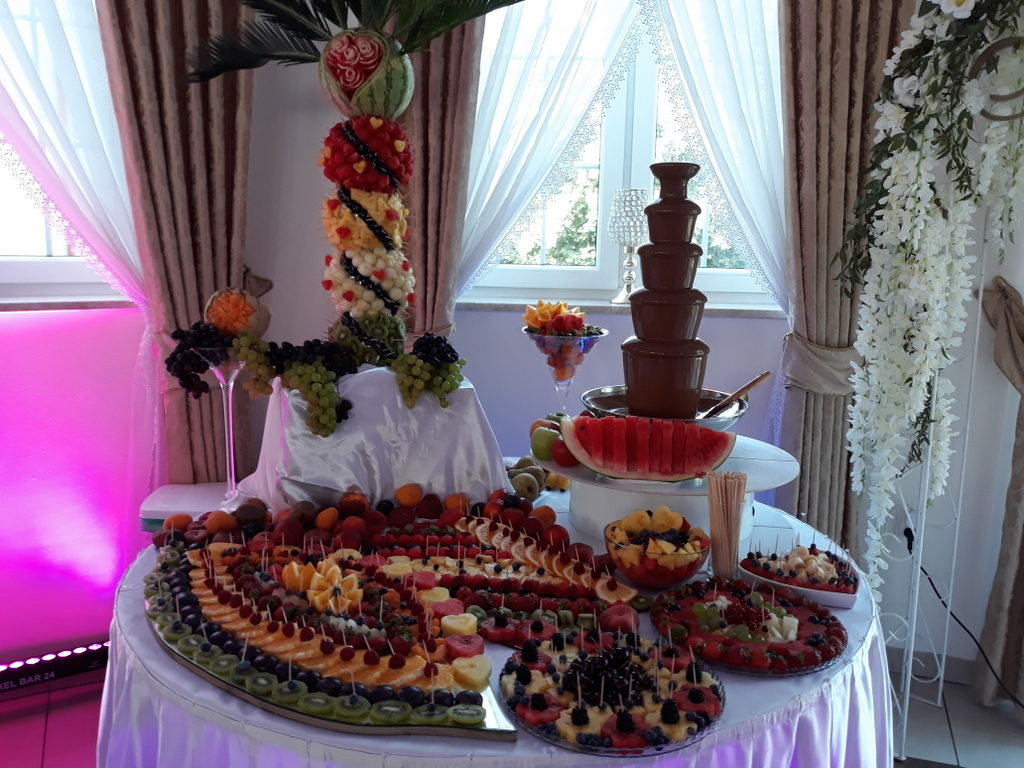 stół z owocami, dekoracje owocowe, fruit carving, fontanna czekoladowa, owoce na stoły, Turek, Konin, Koło, Łódź, Warszawa, Poznań