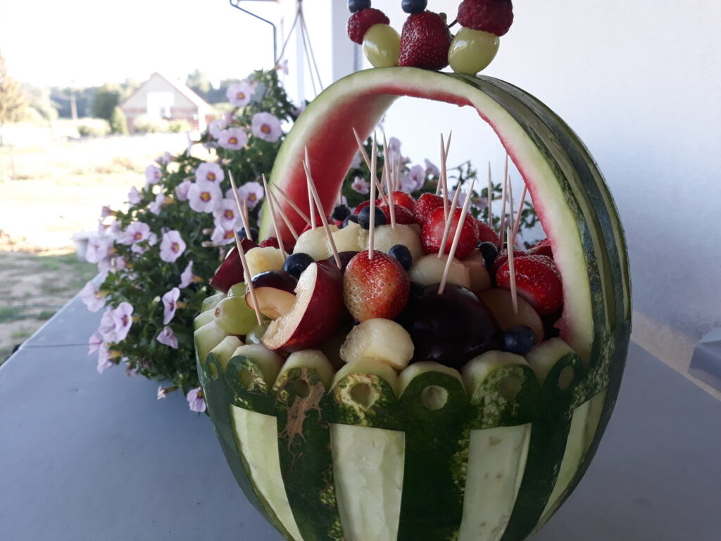 kosz owocowy z arbuza, fruit carving na komunię Skansen Bicz