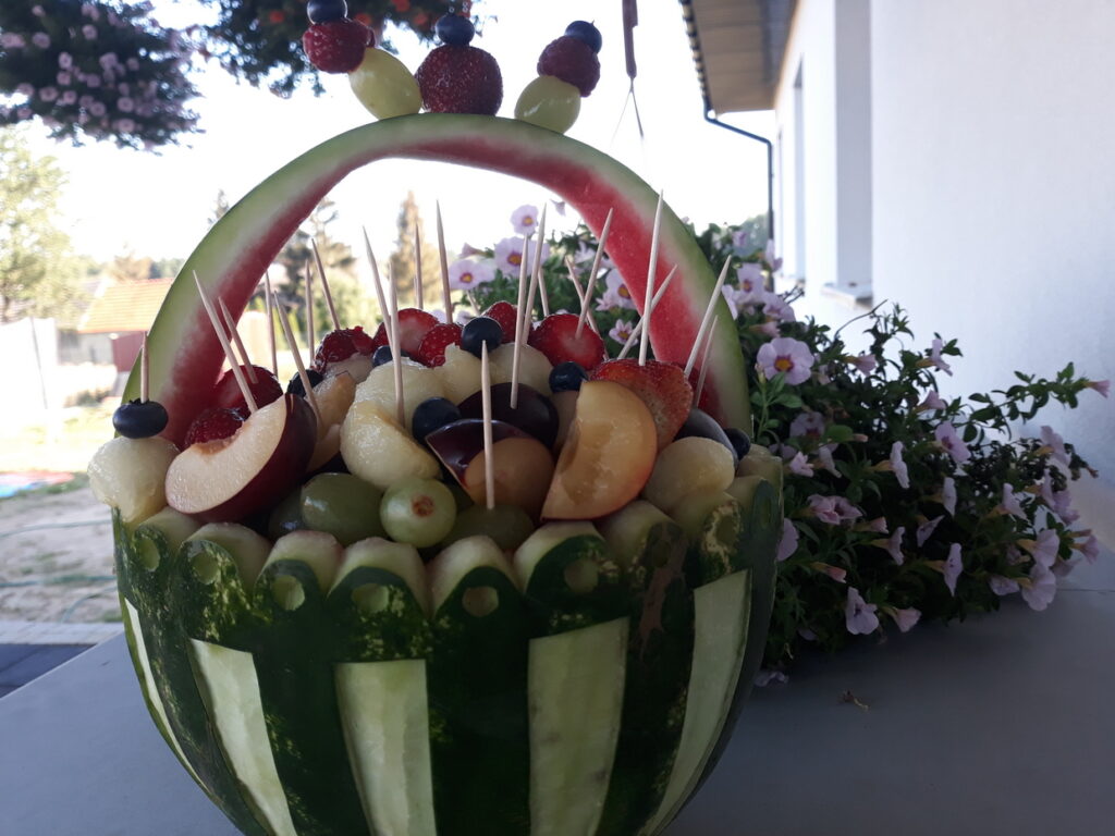 kosz owocowy z arbuza, fruit carving na komunię Skansen Bicz, dekoracje owocowe