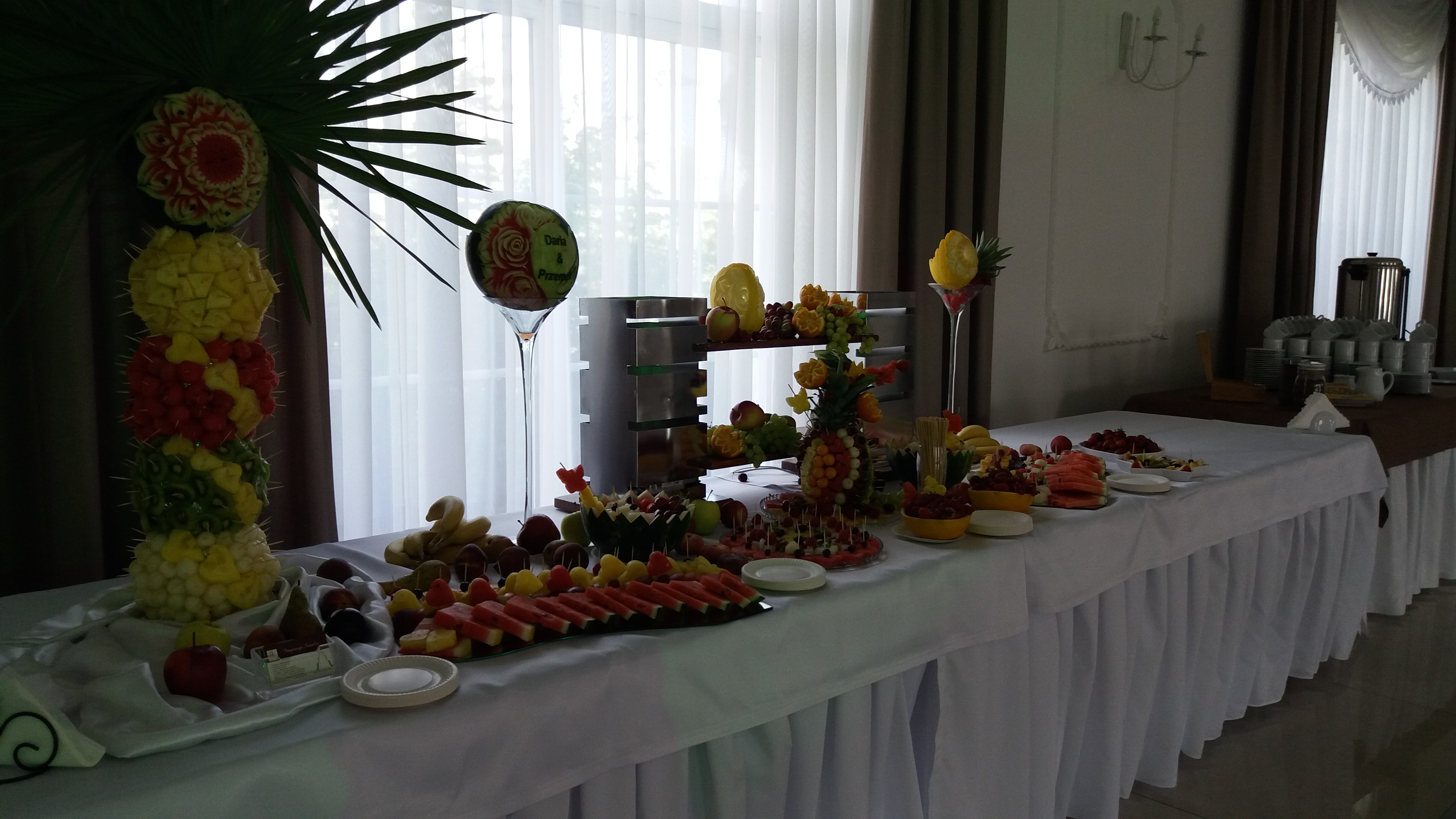 bufet owocowy Zajazd Staropolski, stół z owocami, dekoracje owocowe, owoce na wesele, fruit carving, fruits art, food art,