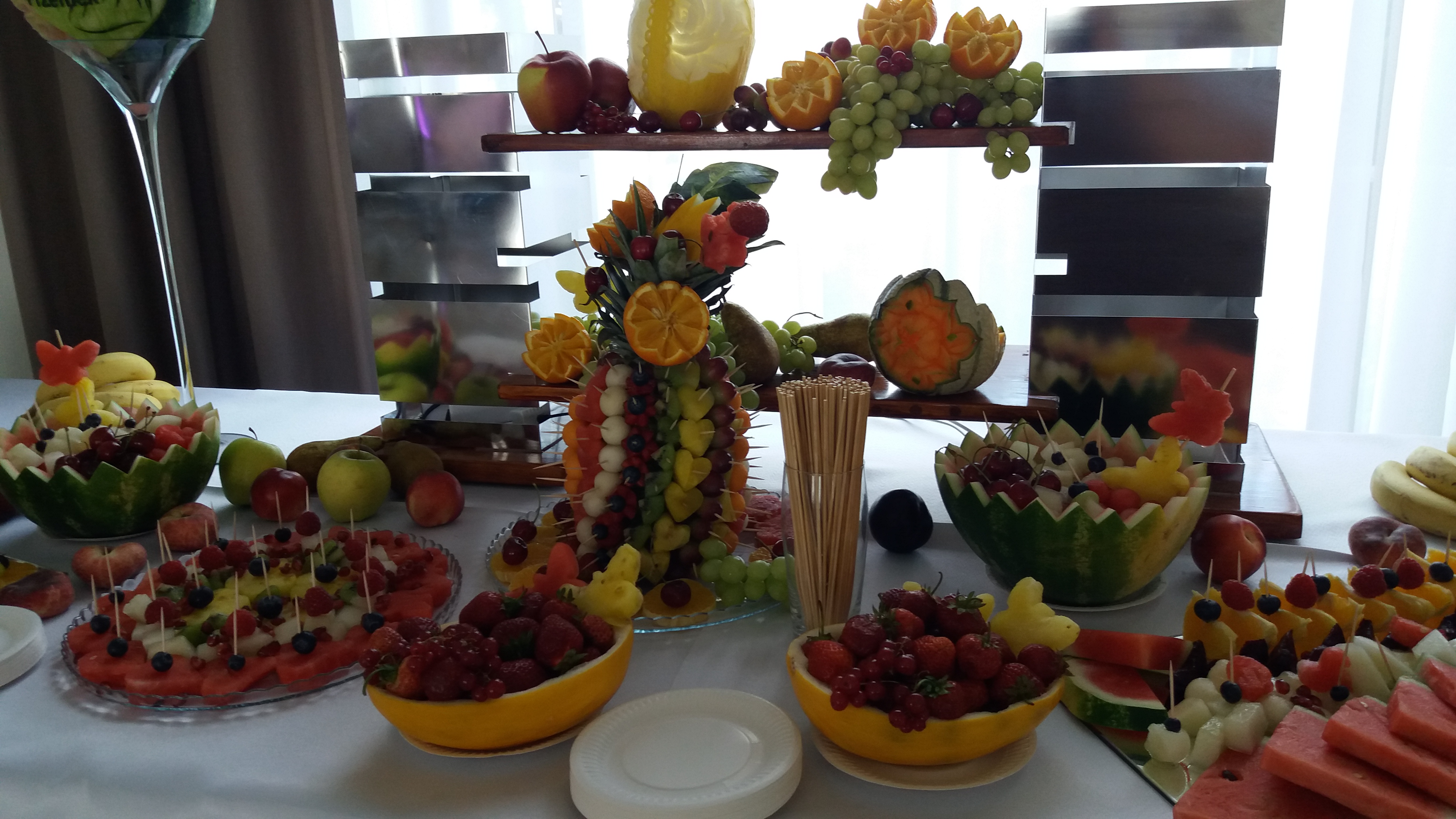 stół z owocami, dekoracje owocowe, owoce na wesele, fruit carving, fruits art, food art, bufet owocowy Zajazd Staropolski