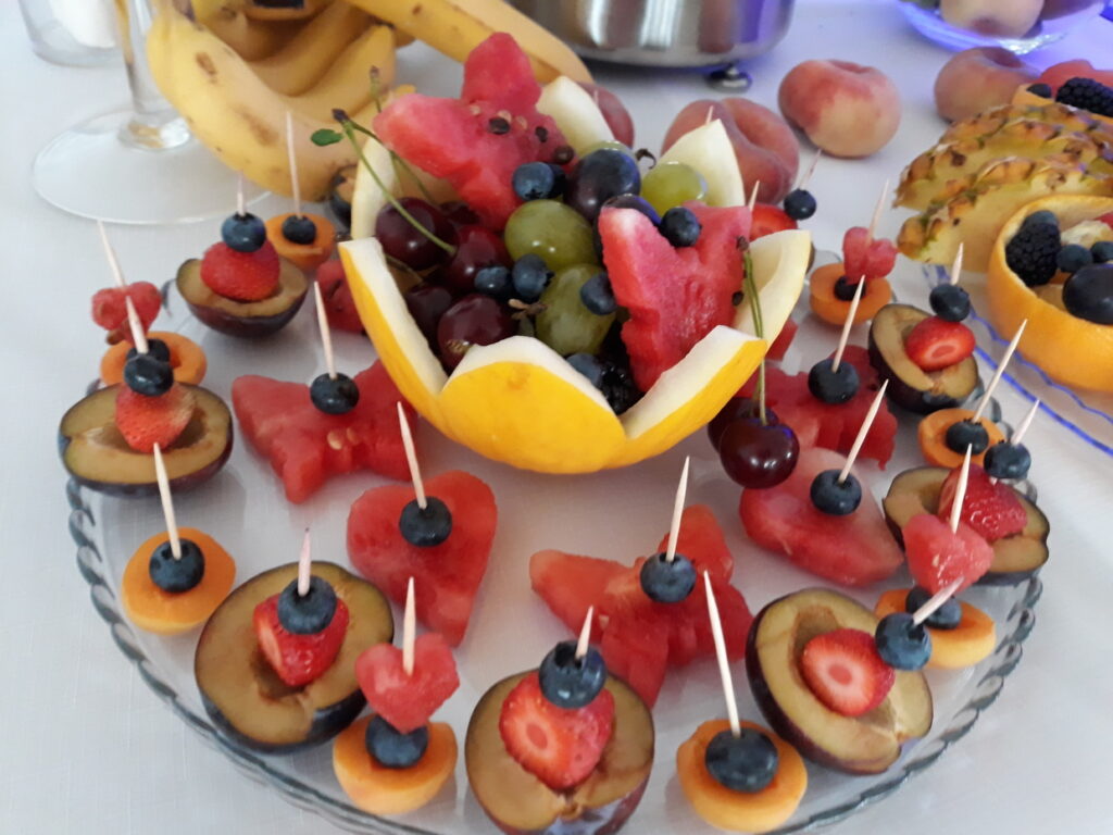 dekoracje owocowe Lisków, palma owocowa, fruit bar, stół z owocami, stół owocowy, fruit carving, bufet owocowy, rzeźbione owoce,