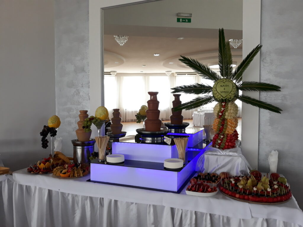 dekoracje owocowe Lisków, stół owocowy, fruit bar, fruit carving, stół z owocami, bufet owocowy, palma owocowa, rzeźbione owoce,
