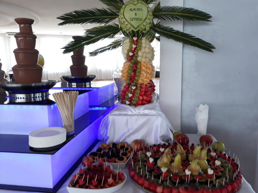 palma owocowa, fruit bar, stół z owocami, dekoracje owocowe Lisków, stół owocowy, fruit carving, bufet owocowy, rzeźbione owoce,