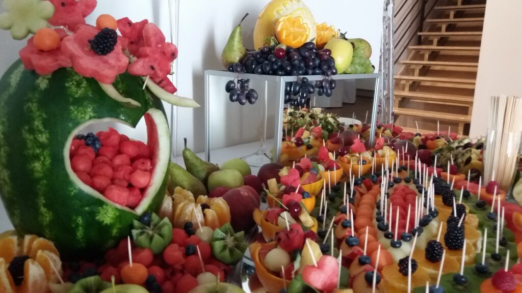 stół owocowy, dekoracje owocowe, fruit carving, fruit bar Zajazd Wielkopolski