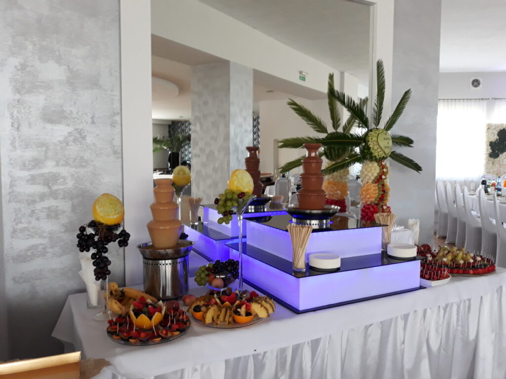 stół owocowy, fruit bar, fruit carving, stół z owocami, bufet owocowy, palma owocowa, rzeźbione owoce, dekoracje owocowe Lisków