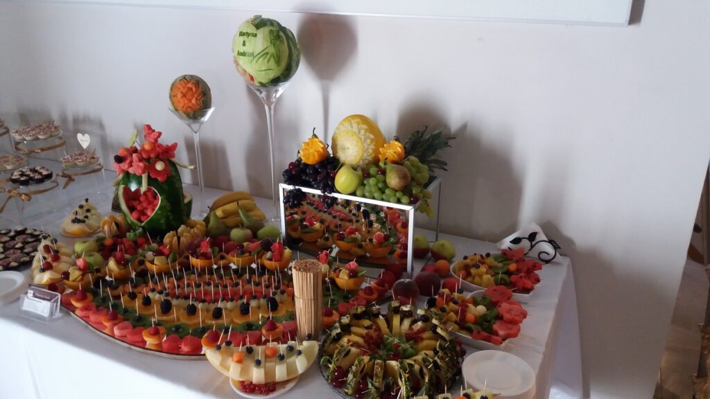 stół owocowy, fruit carving, dekoracje owocowe, fruit bar Zajazd Wielkopolski