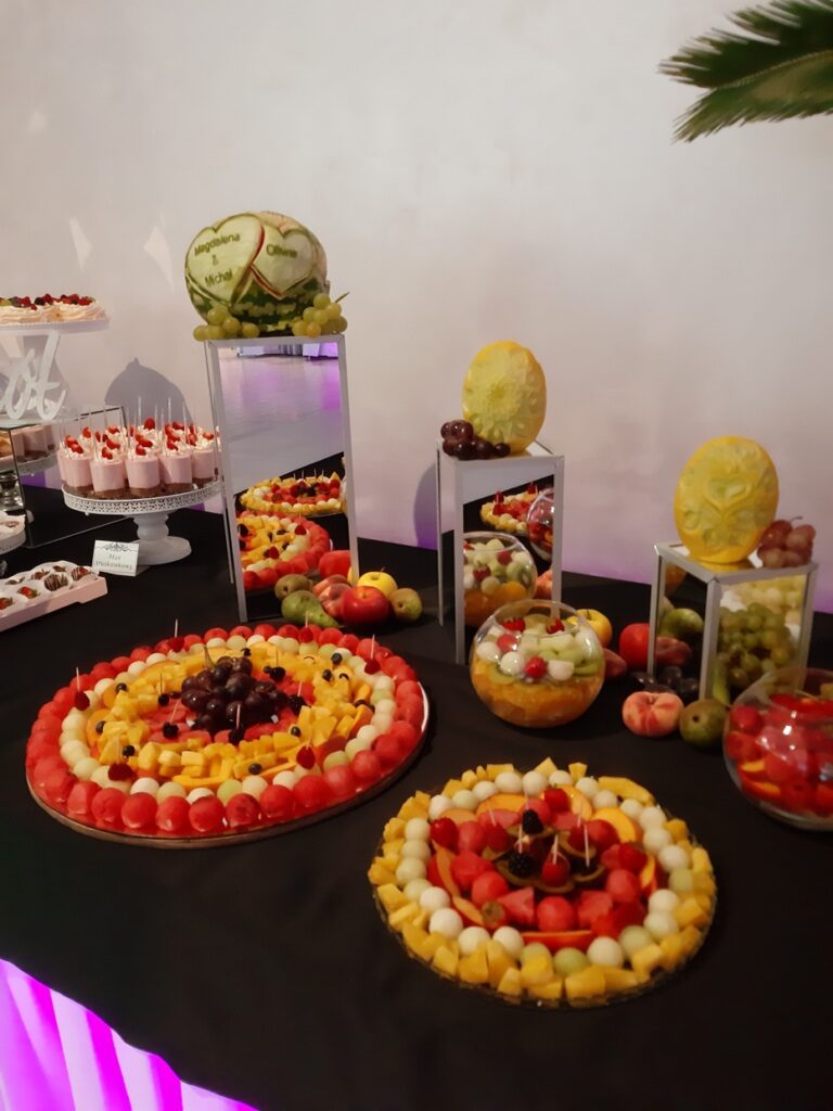 Stół owocowy, fruit carving Biały Dwór, dekoracje owocowe, fruit bar, bufet owocowy