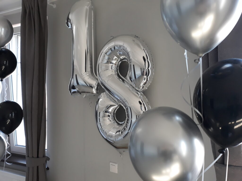 balony na 18, balony z helem, dekoracja balonowa, balony na 18 urodziny, cyfra 18
