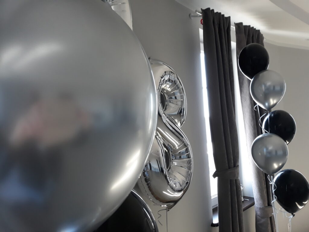 balony z helem, dekoracja balonowa, balony na 18, balony na 18 urodziny, cyfra 18