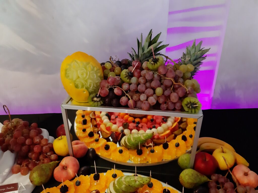 bufet owocowy, dekoracje owocowe,fruit bar, palma owocowa,Stół owocowy, fuit carving Biały Dwór,
