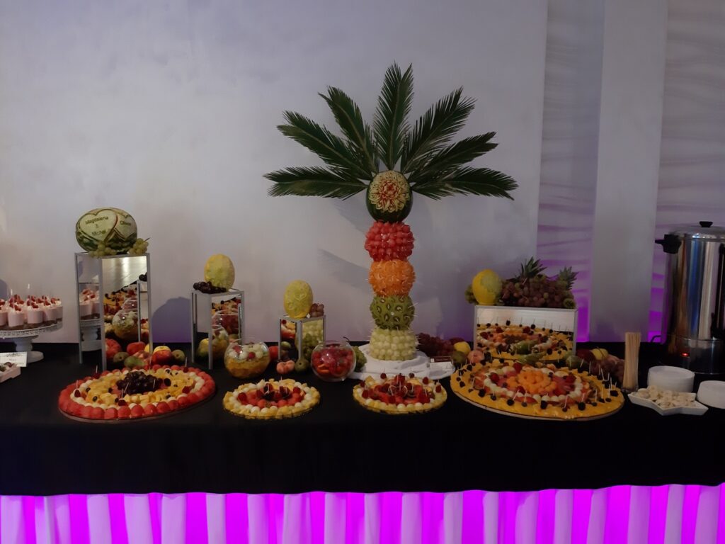 bufet owocowy, fruit carving Biały Dwór, palma owocowa, stół owocowy, dekoracje owocowe,fruit bar,