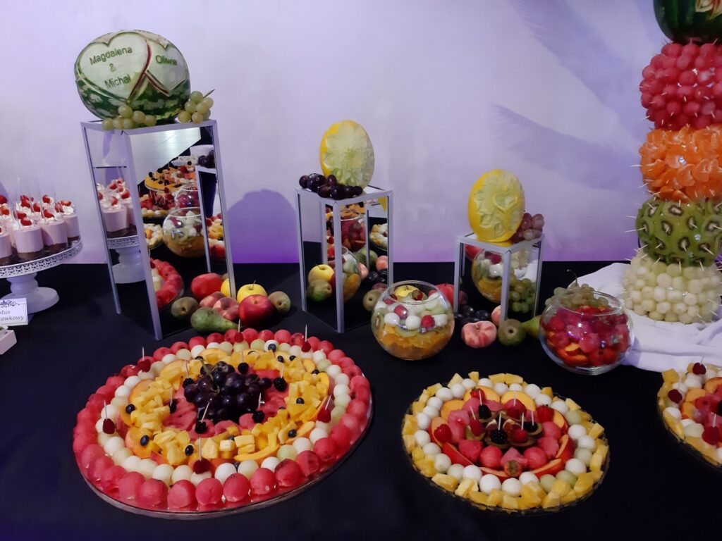dekoracje owocowe,Stół owocowy, fruit carving Biały Dwór, dekoracje owocowe, fruit bar, bufet owocowy