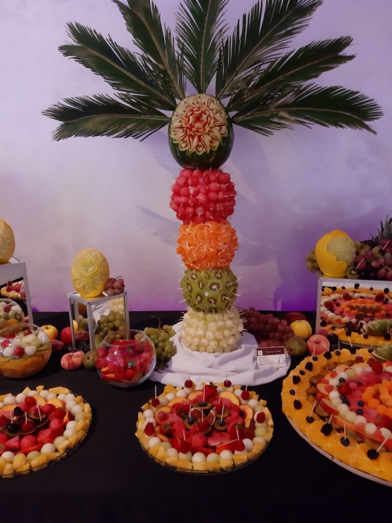 palma owocowa, stół owocowy, bufet owocowy, dekoracje owocowe,fruit bar, fruit carving Biały Dwór,