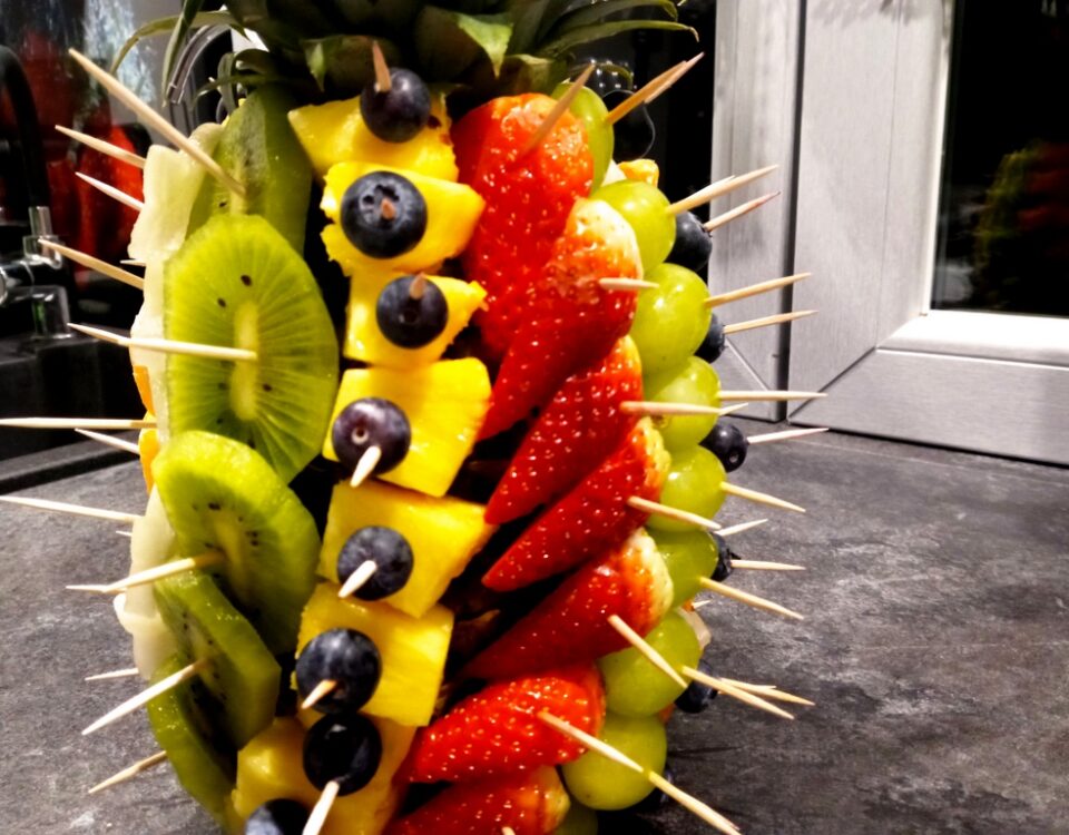 dekoracje owocowe na 5 urodziny, owocowe urodzinki, owoce zaiast słodyczy, ananas owocowy,