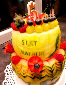 tort owocowy, tort z arbuza, owoce zamiast słodyczy, dekoracje owocowe na 5 urodziny, owocowe urodzinki,