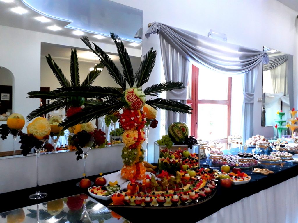 stół owocowy, palma z owoców, dekoracje owocowe, rzeźbione arbuzy, atrakcje na wesele, fontanna alkoholowa, candy-bar
