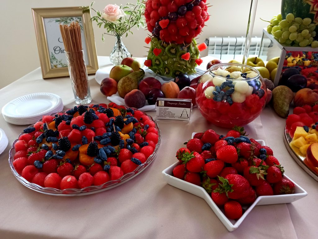 fruit carving, owocowy bar, stół owocowy, palma z owoców, dekoracje owocowe, rzeźbione arbuzy, atrakcje na wesele, fruitbar, Turek, Łódź, Koło, Poznań