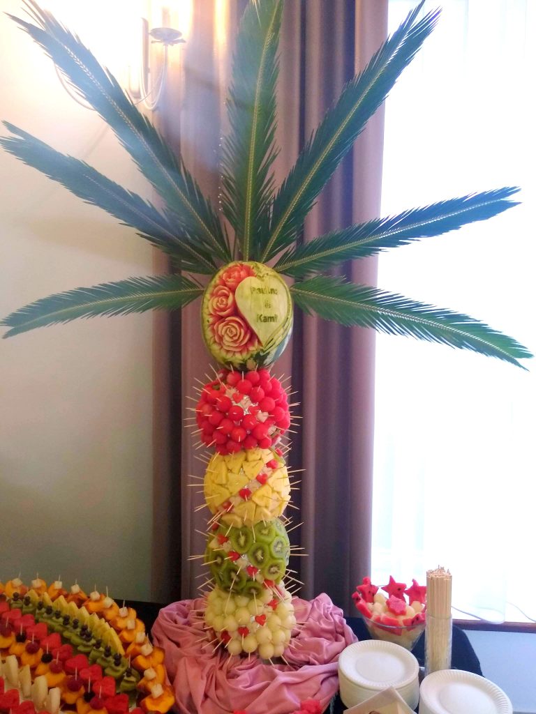 stół owocowy, palma z owoców, dekoracje owocowe, rzeźbione arbuzy, atrakcje na wesele, Turek, Łódź, Włocławek, Poznań